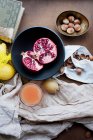 Schalen mit Früchten und Nüssen — Stockfoto