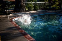 Pessoa mergulhando na piscina — Fotografia de Stock