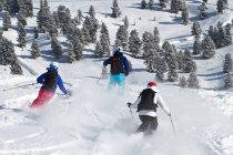 Groupe d'amis skier dans la poudreuse à Kuhtai, Autriche — Photo de stock