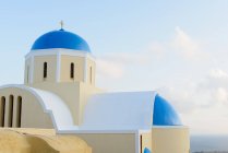 Vista parcial de la iglesia, Santorini, Grecia - foto de stock