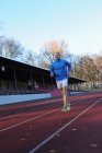 Reifer Mann läuft auf Sportstrecke — Stockfoto