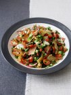 Portion fetter Salat auf Stoffserviette — Stockfoto