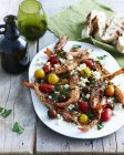 Салат с креветками, помидорами черри и сыром — стоковое фото
