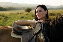 Donna in piedi con cavallo — Foto stock