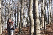 Randonneur pédestre à travers les bois, Montseny, Barcelone, Catalogne, Espagne — Photo de stock