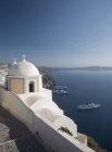 Вид на белоснежную церковь и морские паромы, Ойя, Санторини, Киклад, Греция — стоковое фото
