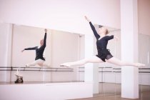 Балерина практикуется в прыжках в воздух — стоковое фото