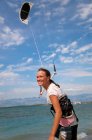 Kitesurfer ottenere aquilone pronto — Foto stock