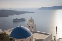 Vista de la iglesia y ferry de coches, Oia, Santorini, Cícladas, Grecia - foto de stock