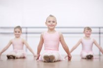 Балерини в позі, сидячи на підлозі — стокове фото