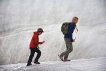 Madre e hija en la ladera nevada - foto de stock