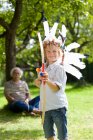 Niño disfrazado con arco de juguete y flechas - foto de stock