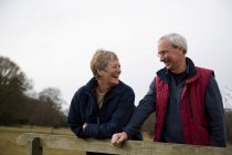 Pensionato coppia ridere all'aperto — Foto stock