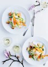 Тарелки макарон с овощами — стоковое фото