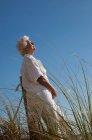 Donna anziana sulla spiaggia — Foto stock