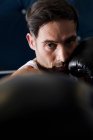 Boxer com punhos levantados no anel — Fotografia de Stock