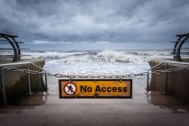 На бурном пляже запрещающий знак — стоковое фото