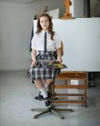 Menina sentada com tintas — Fotografia de Stock