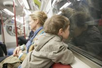 Mutter und Sohn gemeinsam in der U-Bahn unterwegs, London, Großbritannien — Stockfoto