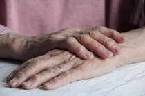 Крупним планом знімок літніх жіночих рук — стокове фото