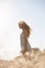 Жінка ходить у високій траві — стокове фото