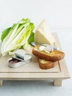 Alface, parmesão, pão, alho e anchovas — Fotografia de Stock