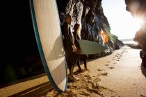 Couple debout avec planches de surf — Photo de stock