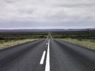 Carretera vacía en el paisaje rural - foto de stock
