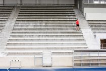 Человек, стоящий на ступеньках стадиона — стоковое фото