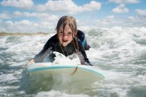 Mother and daughter surfing — Stock Photo