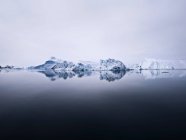 Ледники, отраженные в неподвижном озере — стоковое фото