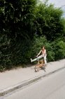 Frau radelte auf Landstraße — Stockfoto