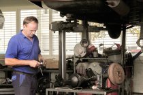 Mechanic repairing car in workshop — Stock Photo