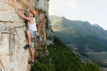 Bergsteiger erklimmt steile Felswand — Stockfoto