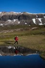 Escursionista a piedi nel paesaggio rurale erboso — Foto stock