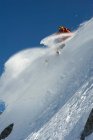 Sciatore che si accende ripida parete di montagna — Foto stock
