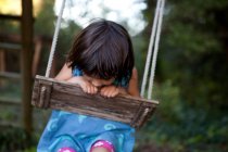 Petite fille sur un swing — Photo de stock