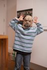 Menino usando máscara de Halloween na cozinha — Fotografia de Stock