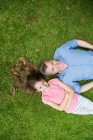 Pai e filha deitado na grama — Fotografia de Stock