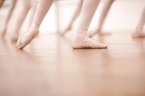 Деталь ног балерины в танцевальном классе, низкая секция — стоковое фото