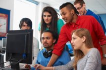 Группа студентов колледжей с помощью компьютера — стоковое фото