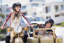 Paar fährt Motorrad — Stockfoto