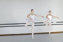 Танцующие женщины в балетных костюмах — стоковое фото