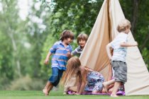 Enfants jouant en tente à l'extérieur — Photo de stock