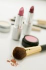 Close-up tiro de maquiagem com blush e escova — Fotografia de Stock