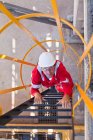 Escalera de escalada de trabajadores en la refinería de petróleo - foto de stock