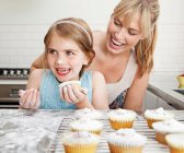 Mutter und Tochter mit Kuchen — Stockfoto