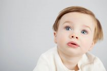 Retrato de bebé niño - foto de stock
