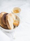 Підсмажений хліб з Варення абрикосове — стокове фото