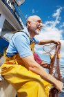 Pescador sosteniendo redes de pesca - foto de stock